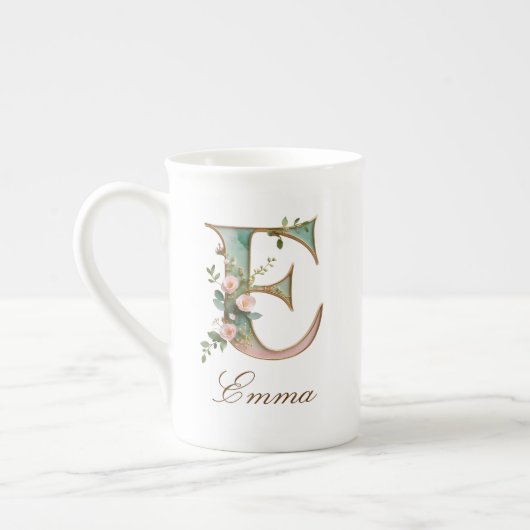 Personalisierte goldene Blumenmonogramm-Initiale E Porzellantasse (Links)