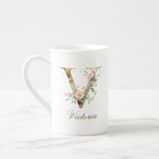Personalisierte goldene Blumenmonogramm-Initiale V Porzellantasse