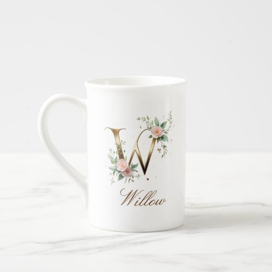 Personalisierte goldene Blumenmonogramm-Initiale W Porzellantasse (Links)