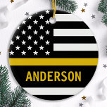Personalisierte Goldflagge 911 Keramik Ornament<br><div class="desc">Dünne Gold Line Ornament für 911 Dispatcher und Polizeidienstmitarbeiter. Personalisieren Sie dieses Dispatcher-Ornament mit Namen und Jahr. Dieses personalisierte Dispatcher Geschenk ist perfekt für polizeiliche Dispatcher Wertschätzung, 911 Dispatcher Dankeschön Geschenke, Dispatcher Ruhestand Geschenke oder Gastgeschenke. Bestellen Sie diese Dispatcher Weihnachtsschmuck Großhandel für die Polizei oder Feuerwehr. COPYRIGHT © 2020 Judy...</div>