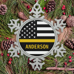 Personalisierte Goldline-Flagge US 911-Dispatcher Schneeflocken Zinn-Ornament<br><div class="desc">Dünne Gold Line Ornament für 911 Dispatcher und Polizeidienstmitarbeiter. Personalisieren Sie dieses Dispatcher-Ornament mit Namen und Jahr. Dieses personalisierte Dispatcher Geschenk ist perfekt für polizeiliche Dispatcher Wertschätzung, 911 Dispatcher Dankeschön Geschenke, Dispatcher Ruhestand Geschenke oder Gastgeschenke. Bestellen Sie diese Dispatcher Weihnachtsschmuck Großhandel für die Polizei oder Feuerwehr. COPYRIGHT © 2020 Judy...</div>