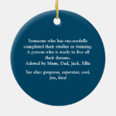 Personalisierte Graduate Definition Modernes Blau Keramik Ornament (Hinten)