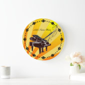 Personalisierte Grand Piano-Noten Gelb und Gold Große Wanduhr (Zuhause)