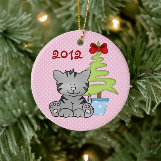 Personalisierte graue Katze auf Pink Baby's 1. Wei Keramik Ornament (Baum)
