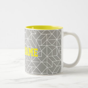 Personalisierte graue u. gelbe geometrische Tasse