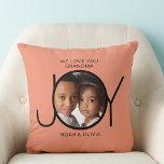 Personalisierte Großkinder ernennen Foto Oma Kissen<br><div class="desc">Dieses schlichte und stilvolle Foto-Kissen für Ihre Großmutter ist mit dem Wort JOY dekoriert und sagt "We Liebe You Oma" auf einem Terrakotta-Hintergrund. Einfach mit Ihren Foto- und Enkelnamen anpassbar. Ein perfektes Sake-Geschenk für Oma.</div>