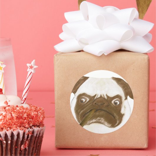 Personalisierte Grumpy Puggy mit Cigar Runder Aufkleber (Party)