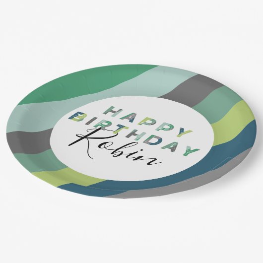 Personalisierte Grüne gestrippte Briefe Geburtstag Pappteller (Schrägansicht)
