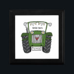 Personalisierte Grüne Traktorenfarm Hochzeit Bride Erinnerungskiste<br><div class="desc">Ein Traktor Land Hochzeitsgeschenk,  das personalisiert werden kann. Wenn Sie die Größe oder den Schriftart ändern möchten,  klicken Sie bitte auf die Schaltfläche Bearbeiten,  um weitere Anpassungen vorzunehmen. Die Bundung im Traktor ist in einer subtilen Creme und weiß.</div>