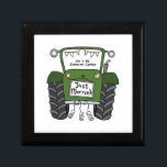 Personalisierte Grüne Traktorenhochzeit Erinnerungskiste<br><div class="desc">Ein Traktor Land Hochzeitsgeschenk,  das personalisiert werden kann. Wenn Sie die Größe oder den Schriftart ändern möchten,  klicken Sie bitte auf die Schaltfläche Bearbeiten,  um weitere Anpassungen vorzunehmen. Die Bundung im Traktor ist in einer subtilen Creme und weiß.</div>