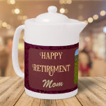 Personalisierte Happy Retirement Geschenke für Mam<br><div class="desc">Mit unseren Personalisierten Happy Retirement Geschenken für Mama Teekanne, die Liebe und Wärme in jede Tasse gießen, können Sie Ihre Wertschätzung für alles, was sie getan hat, beweisen. Diese Teekanne ist nicht nur ein Teekessel für Tee, sondern auch ein Sake, den sie noch über Jahre lang schätzen wird, denn sie...</div>