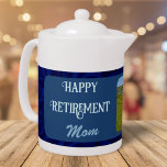 Personalisierte Happy Retirement Geschenke für Mam<br><div class="desc">Mit unseren Personalisierten Happy Retirement Geschenken für Mama Teekanne, die Liebe und Wärme in jede Tasse gießen, können Sie Ihre Wertschätzung für alles, was sie getan hat, beweisen. Diese Teekanne ist nicht nur ein Teekessel für Tee, sondern auch ein Sake, den sie noch über Jahre lang schätzen wird, denn sie...</div>