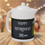 Personalisierte Happy Retirement Geschenke für Mam<br><div class="desc">Mit unseren Personalisierten Happy Retirement Geschenken für Mama Teekanne, die Liebe und Wärme in jede Tasse gießen, können Sie Ihre Wertschätzung für alles, was sie getan hat, beweisen. Diese Teekanne ist nicht nur ein Teekessel für Tee, sondern auch ein Sake, den sie noch über Jahre lang schätzen wird, denn sie...</div>