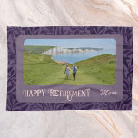 Personalisierte Happy Retirement Geschenke für Mam Geschirrtuch<br><div class="desc">Wrap deine Mutter in Liebe und Dankbarkeit mit Personalisierten Happy Retirement Geschenke für Mama Küchentuch, ein vollkommenes Rentengeschenk, um ihr zu zeigen, wie sehr du sie schätzen. Kunden können es mit ihrer herzlichen Botschaft und ihrem Foto anpassen, was es zu einer einzigartigen und nachdenklichen Ergänzung zu jeder Zuhause macht. Das...</div>