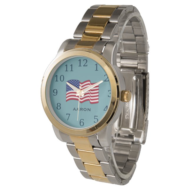 Personalisierte hellblaue amerikanische Flagge Uhr (Schrägansicht)
