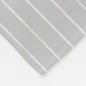 Personalisierte, hellgraue Pinstreifen Fleecedecke (Ecke)