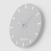Personalisierte, hellgraue Pinstreifen Große Wanduhr (Winkel)