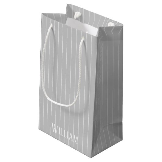 Personalisierte, hellgraue Pinstreifen Kleine Geschenktüte (Rückseite Schrägansicht)