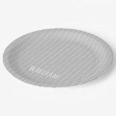 Personalisierte, hellgraue Pinstreifen Pappteller (Schrägansicht)