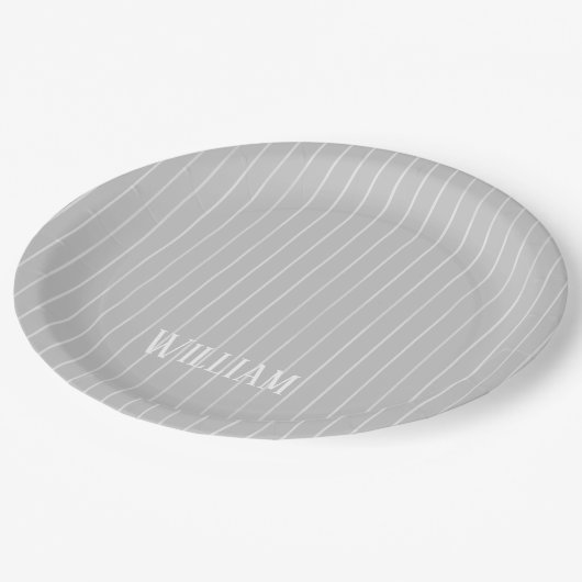 Personalisierte, hellgraue Pinstreifen Pappteller (Schrägansicht)