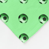 Personalisierte hellgrüne Fußballbälle Fleecedecke (Ecke)
