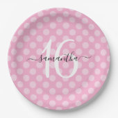 Personalisierte hellrosa Punkte Sweet 16 Pappteller (Vorderseite)