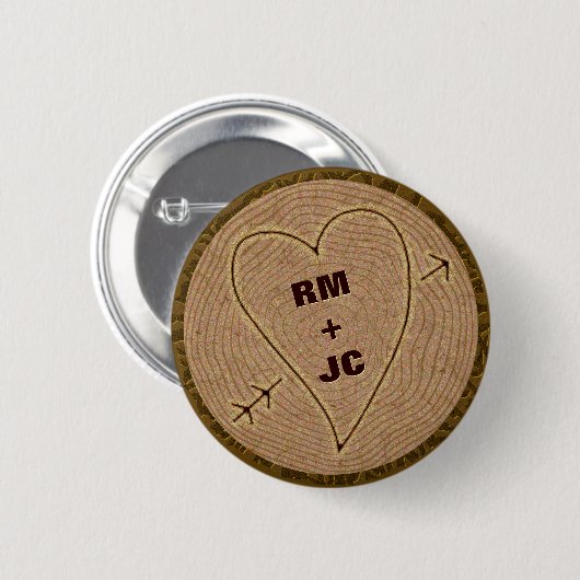 Personalisierte Herz Carved Initials Wood Tree Rin Button (Vorne & Hinten)
