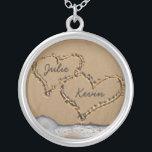 Personalisierte Herzen in der Sand-Halskette Versilberte Kette<br><div class="desc">Herz in der Sandhalskette,  mit dem Namen der Braut und des Bräutigams!  Großes Geschenk für jedermann,  das eine Strandhochzeit hat,  oder für Jungvermählten!  Macht auch eine Spaßfreundin- und -freundhalskette oder Valentinstaggeschenk!</div>