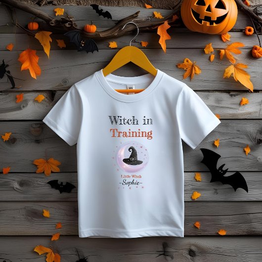 Personalisierte Hexe im Training - Halloween Kleinkind T-shirt