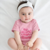 Personalisierte Himbeere Rosa Wertvolle Perle Baby Strampler