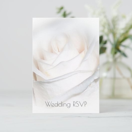 Personalisierte Hochzeit bei White Rose RSVP Karte (Stehend Vorderseite)