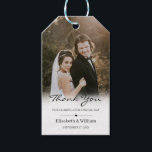 Personalisierte Hochzeit Foto Vielen Dank Geschenkanhänger<br><div class="desc">Modernes und elegantes Design gedruckt Personalisiert Heart Line Wedding Foto Gefallen Dankeschön Geschenktasten,  die mit Ihrem Text angepasst werden können. Karo im Grafikdesign-Store für andere Produkte,  die diesem Design entsprechen! Wenn Sie Hilfe oder passende Artikel benötigen,  kontaktieren Sie mich bitte. zazzle.com/store/graphicartdesign</div>
