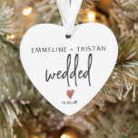 Personalisierte Hochzeit Ornament<br><div class="desc">Modernes,  minimalistisches Verlobung Herz geformt Ornament Geschenk für die zukünftige Braut und Bräutigam. Moderne minimalistische Verlobung mit rotem Herzschlag.</div>