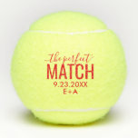 Personalisierte Hochzeit Perfect Match Red Tennisbälle<br><div class="desc">Die perfekte Match Red Custom bedruckte Personalisiert Tennis Ball Wedding oder Brautparty Favors mit elegantem Textdesign mit Kalligraphie Handschrift und großen Sans-Serif-Schriftart und Platz für die Initialen und Hochzeitstag des Paares. In marineblau dargestellt, aber alle Farben können mit dem Template Editor von Zazzle geändert werden. Kontaktieren Sie den Zazzle Store...</div>