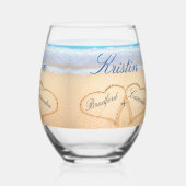 Personalisierte Hochzeitsherzen am Strand in Sand  Weinglas Ohne Stiel (Rückseite)