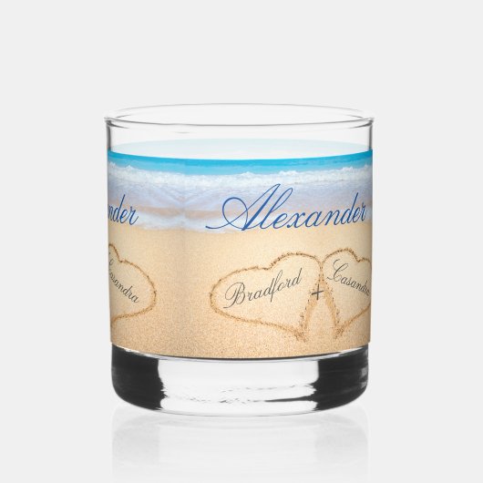 Personalisierte Hochzeitsherzen am Strand in Sand  Whiskyglas (Rückseite)