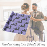 Personalisierte Hochzeitskleid-Silhouette Geschenkpapier<br><div class="desc">Eine einfache Schwarz-Weiß-Silhouette einer Braut & Bräutigam. Geben Sie ihre Namen und das Hochzeitdatum in Vorlagen ein. Sie können das Bild durch ein Foto ersetzen. Ändern Sie die Hintergrundfarbe,  um den Hochzeitsfarben zu entsprechen.</div>