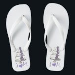 Personalisierte Hochzeitsstipps-Brautparty Badesandalen<br><div class="desc">Flip Flops bieten eine originelle Marker-Abbildung eines gestuften Hochzeitstortes mit Zuckerguss und violetten Blumen. Einfach mit Ihren Initialen personalisieren!</div>