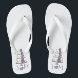 Personalisierte Hochzeitsstipps-Brautparty Badesandalen<br><div class="desc">Flip Flops bieten eine originelle Marker-Abbildung eines gestuften Hochzeitstortes mit Zuckerguss und violetten Blumen. Einfach mit Ihren Initialen personalisieren!</div>