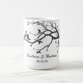 Personalisierte Hochzeitstag Jahrestag Liebesvögel Kaffeetasse (Mittel)