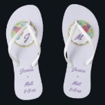 Personalisierte Hochzeitstorte Brautparty Flip Flo Badesandalen<br><div class="desc">Flip-Flops bieten eine originale Marker-Abbildung eines Hochzeitstortes mit pastellfarbenen Rose. Einfach mit Ihren Namen und Daten für eine einzigartige Gastgeschenk Hochzeit oder Brautjungfrau personalisieren!</div>