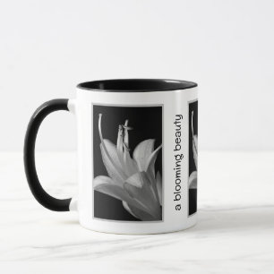 Personalisierte Hosta-Blume in Schwarz und Weiß Tasse