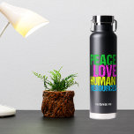 Personalisierte Humanressourcen - Liebe für Friede Trinkflasche<br><div class="desc">Peace Liebe Human Resources Wasserflasche für einen Personalmanager. Ein Friedenszeichen,  Herz und Hr in Neonfarben geschrieben. Passen Sie auf diesem niedlichen Monogramm-Geschenk mit Ihrem Kundennamen,  Ihrem Firmennamen oder Ihrer Firma auf.</div>