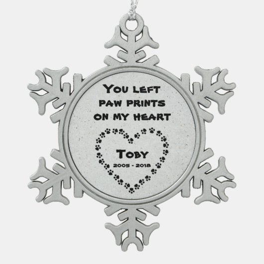 Personalisierte Hundememorial Schneeflocken Zinn-Ornament (Vorderseite)