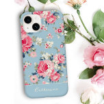 Personalisierte Hütte Rosa Rosen auf blauem Hinter Case-Mate iPhone 14 Hülle<br><div class="desc">Elegantes und romantisches,  nahtloses Blumenmuster mit pastellrosa Rosen im Stil der Hütte mit weißen und rosa Wildblumen auf hellblauem Hintergrund. Enthält optionale Elemente für solide Elemente und bearbeitbare Textfelder.</div>