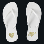 personalisierte Imitate Goldene Liebe mit Pfeil Badesandalen<br><div class="desc">Für ein verheiratetes Paar,  ein romantisches Design mit ihren Initialen (Mr.   Mrs.) in einem grafischen Imitat goldenes Herz mit einem Pfeil auf weiß...  um allen Ihren Hochzeitsplanungen Komfort und Leichtigkeit zu bieten...   perfekt nach der Hochzeit zu tragen</div>