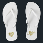 personalisierte Imitate Goldene Liebe mit Pfeil Badesandalen<br><div class="desc">Für ein verheiratetes Paar,  ein romantisches Design mit ihren Initialen (Mr   Mrs.) in einem grafischen Imitat goldenes Herz mit einem Pfeil auf Weiß...  um allen Ihren Hochzeitsplanungen Komfort und Leichtigkeit zu bringen...  perfekt zum Tragen nach der Hochzeit.</div>