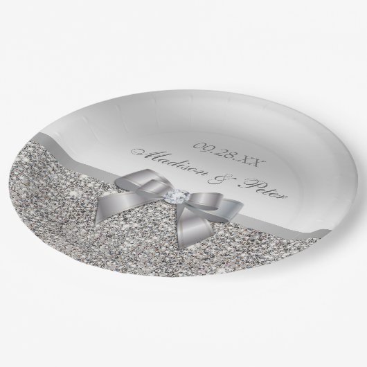 Personalisierte Imitate Silver Sequins Bow Wedding Pappteller (Schrägansicht)