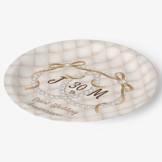 Personalisierte Initials Pearl Ribbon-Papierplatte Pappteller (Schrägansicht)