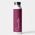 Personalisierte Insulinflasche - Burgund Trinkflasche<br><div class="desc">Bleibe stilvoll und hydriert mit dieser personalisiert isolierten Flasche, mit Ihrem individuelle Name in elegantem Weiß-Drehbuch auf einem reichhaltigen bordeauxfarbenen Hintergrund. Mit seiner Doppelwandkonstruktion behalte diese Flasche stundenlang kalte oder heiße Getränke, die sich perfekt für den täglichen Gebrauch am Arbeitsplatz, im Fitnessraum oder unterwegs eignen. Das minimalistische Design fügt eine...</div>